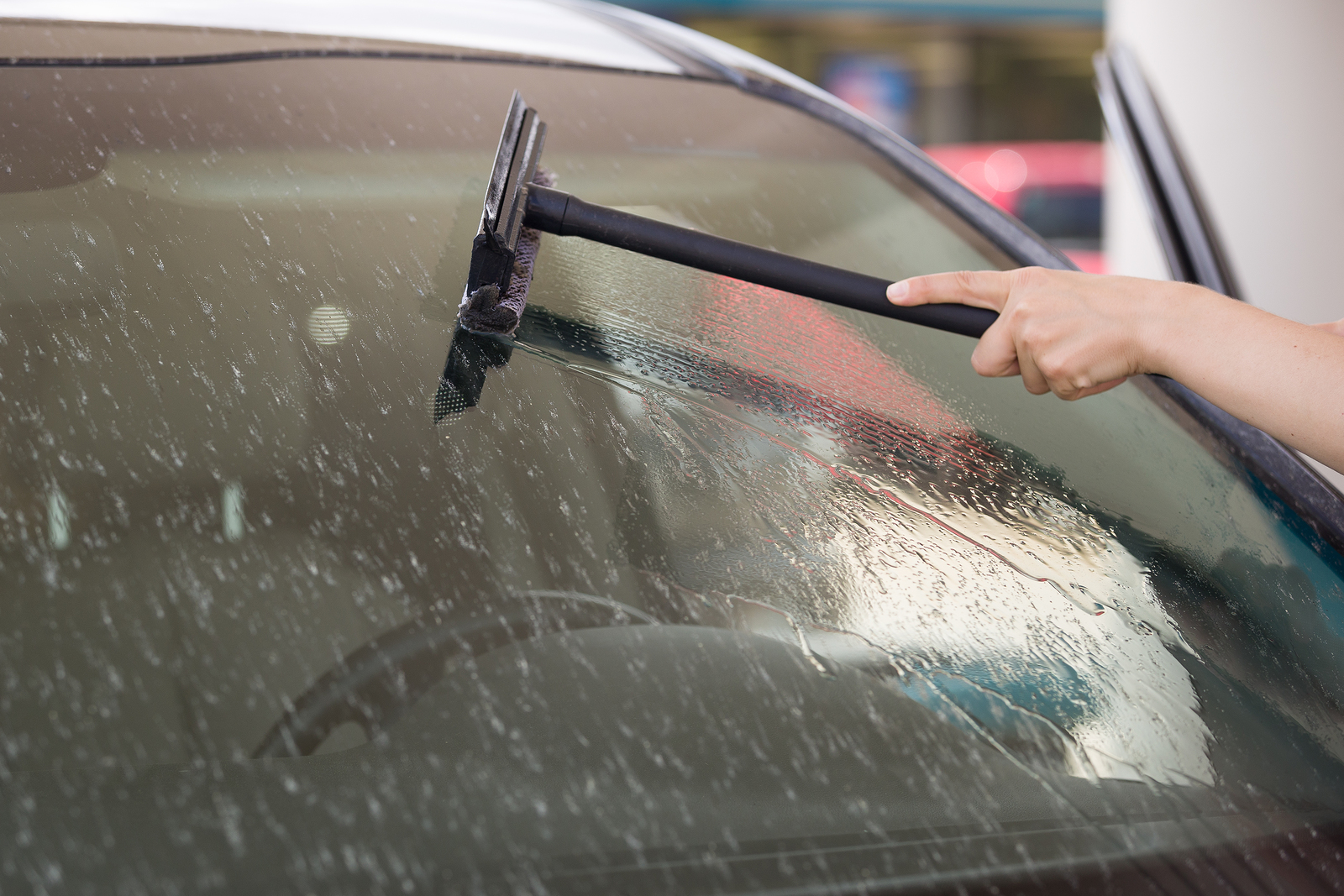 The Best And Worst Ways To De-Ice Your Windscreen